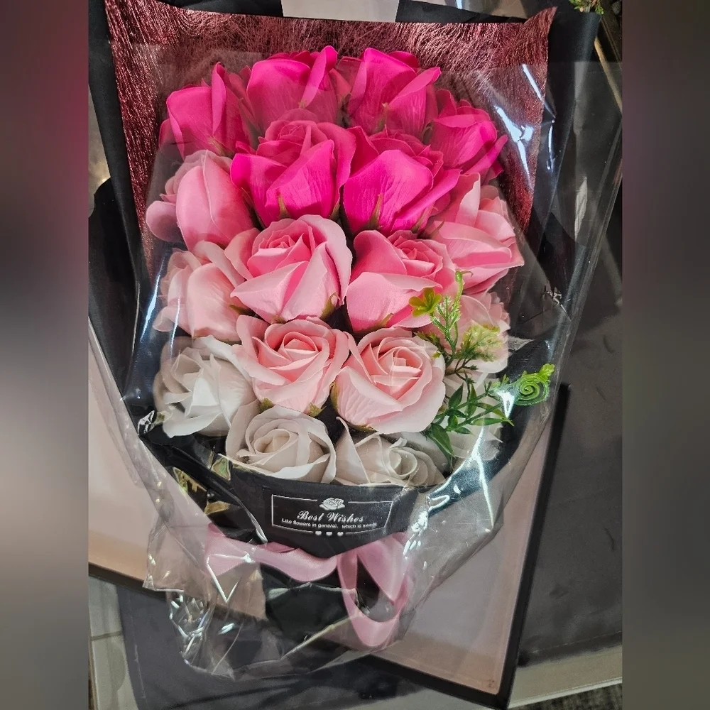 New In BOX! 18 Pcs Eternal Rose Soap Flower Bouquet PINK WHITE RED